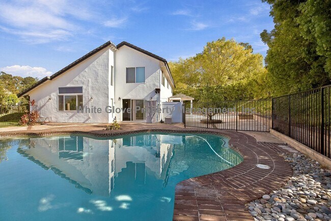 Building Photo - 265 S Via Montanera
