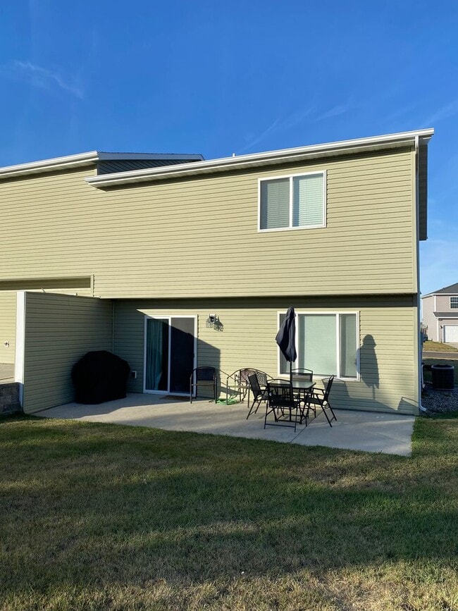 Building Photo - 3bed 2.5 bath Twinhome SORRY NO PETS!!