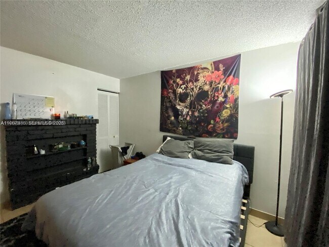 Building Photo - 4850 SW 63rd Terrace