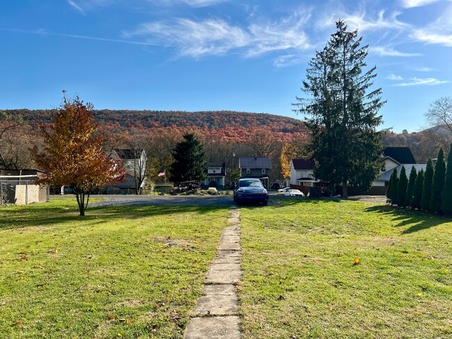 Building Photo - 423 Center St