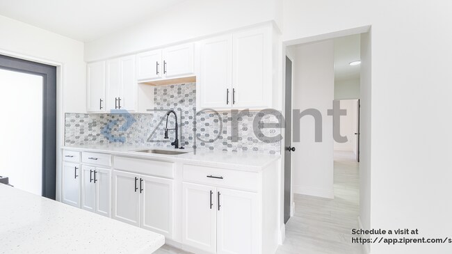 Building Photo - 1103 E South St