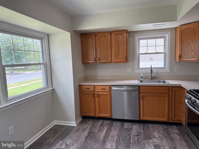 Building Photo - 417 Greenview Dr