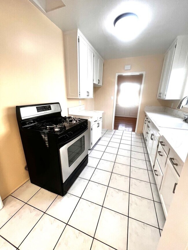 Building Photo - Single Family. 3-bed Home - Desireable Neighborhood!