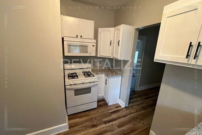 Building Photo - Beautiful Renovated 3 Bedroom/2 Bathroom H...