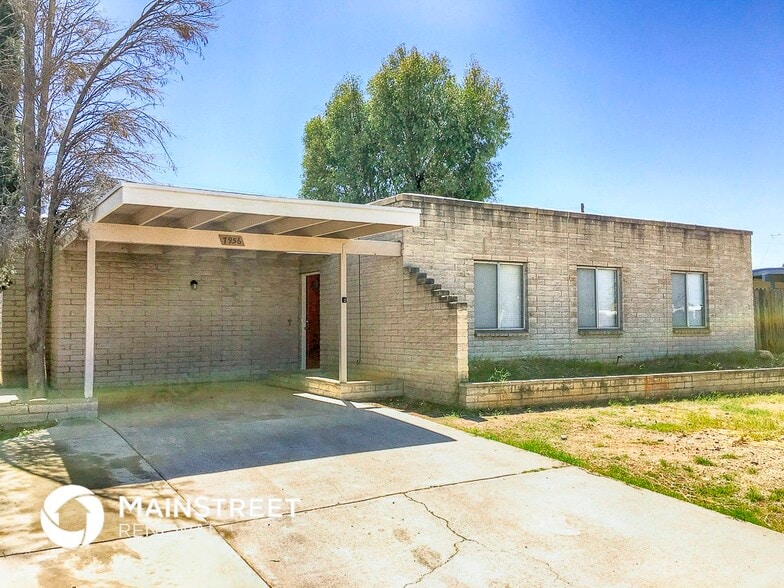 Primary Photo - 7956 E Victoria Dr
