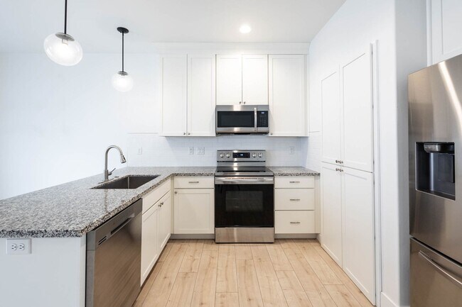 Building Photo - $300 off first month for February & March move-ins! - BEAUTIFUL 3 BED 2.5 BATH TOWNHOME IN SUGAR ...