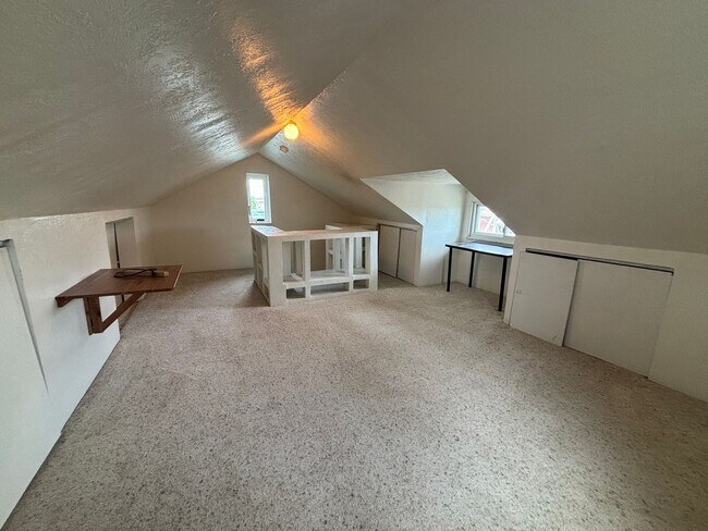 Building Photo - 3 Bedroom Home - Pittsburgh!