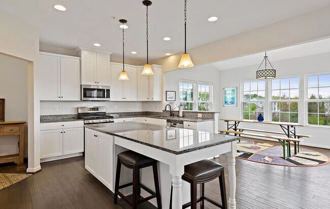 Building Photo - Beautifully maintained SFH in convenient F...