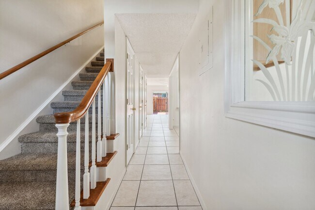 Building Photo - "Spacious 2-Bed Condo with Modern Upgrades in Prime Casselberry Location"