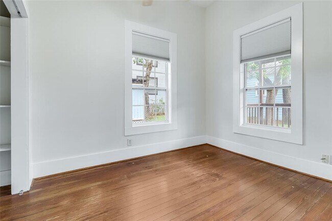 Building Photo - 609 W 35th St