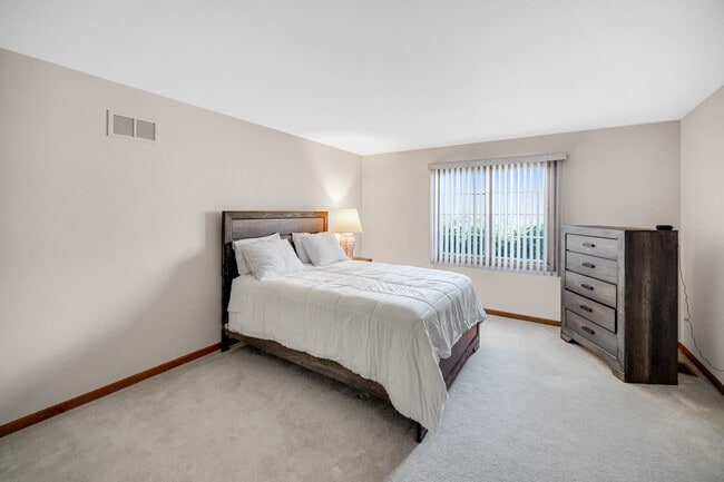 Building Photo - 15538 Royal Glen Ct