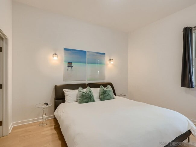 Building Photo - 5490 La Jolla Blvd