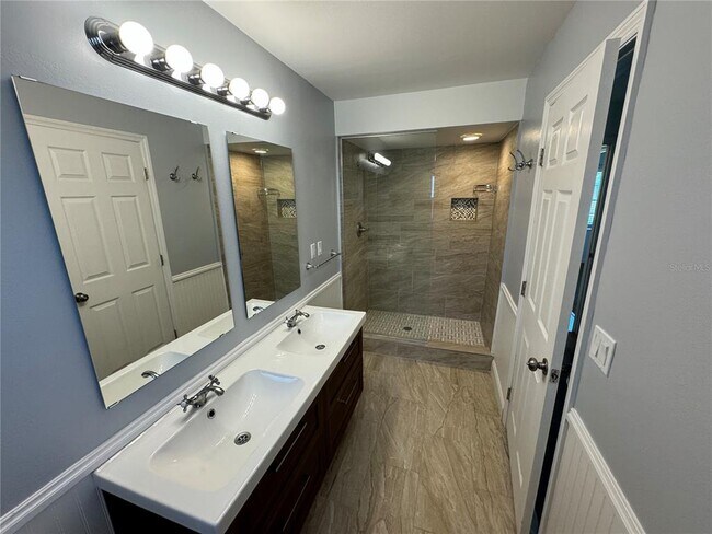 Building Photo - 5246 Royal Oak Dr