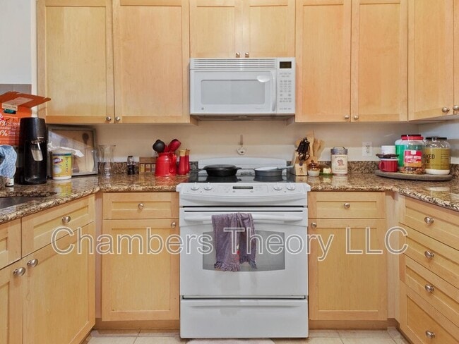 Building Photo - 3101 N Hampton Dr