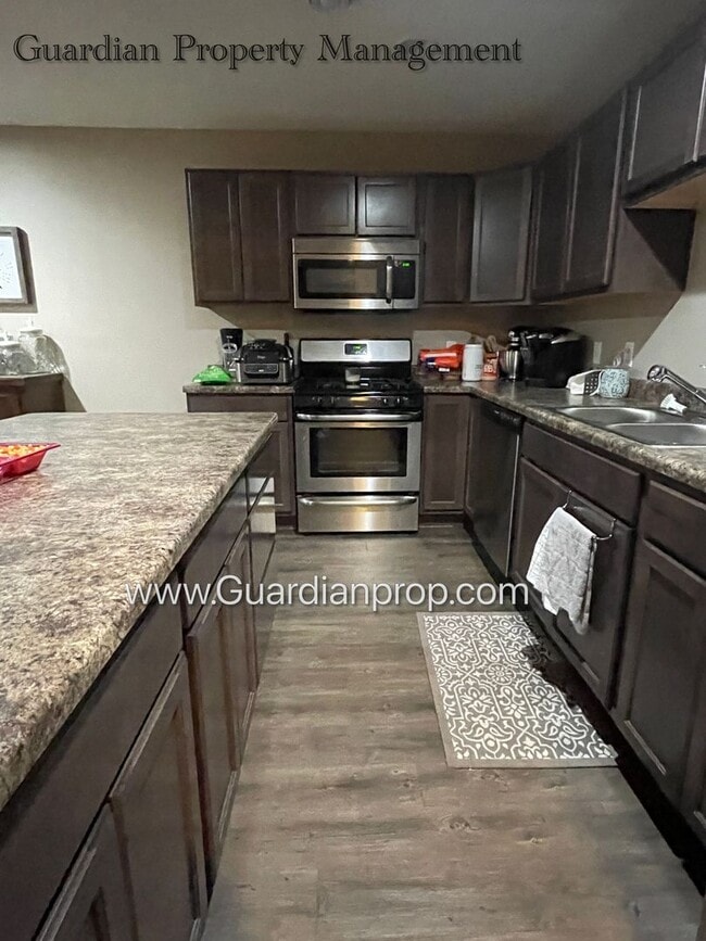 Building Photo - Lakeville 2 Bedroom Town Home, 2 Car Garage, 2.5 Baths, Dishwasher, Central Air