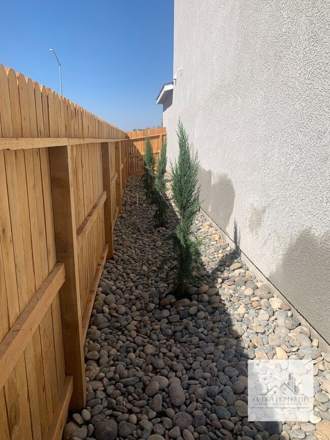 Building Photo - Newer 4 Bedroom 3 Bath Home with SOLAR! Cl...