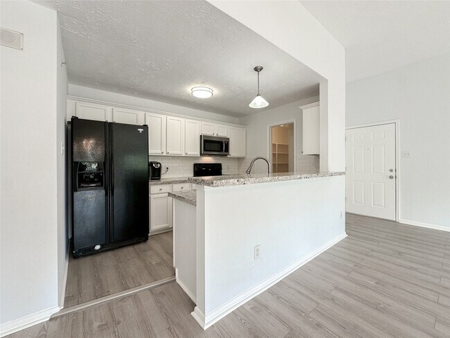 Building Photo - 8051 Bay Branch Dr