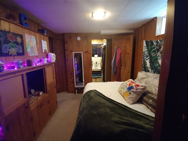 Building Photo - AVAILABLE JUNE - 4 BED 2 BATH