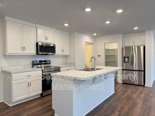 Building Photo - 3722 SW Knoxville Ct