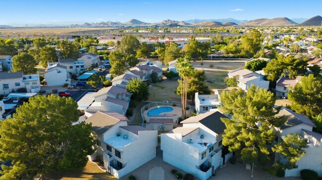 Building Photo - Beautifully maintained 3-bedroom, 2.5-bath Condo in the heart of Phoenix!