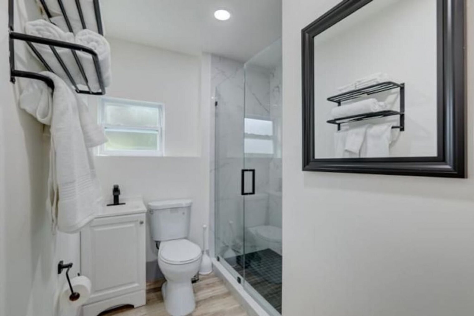 Building Photo - 834 NE 14th Ave