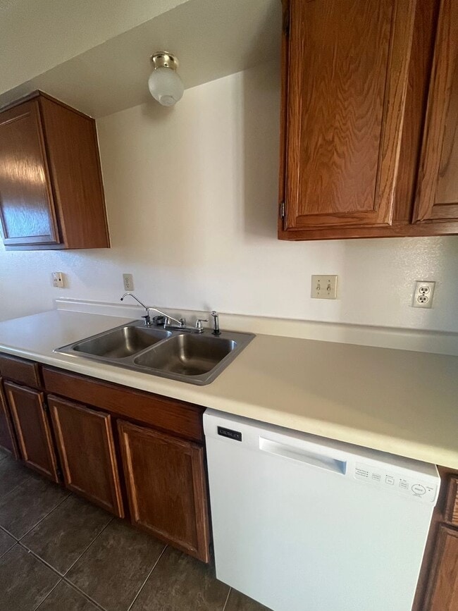 Building Photo - Townhouse with Garage!