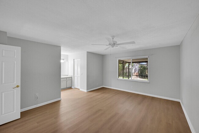 Building Photo - 1800 Primrose Ln