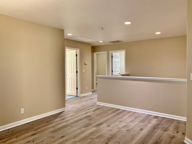 Building Photo - 4 Bedroom Home in Hollister  - No App Fee