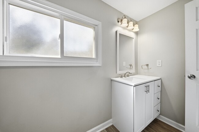 Building Photo - 613 Normandy St