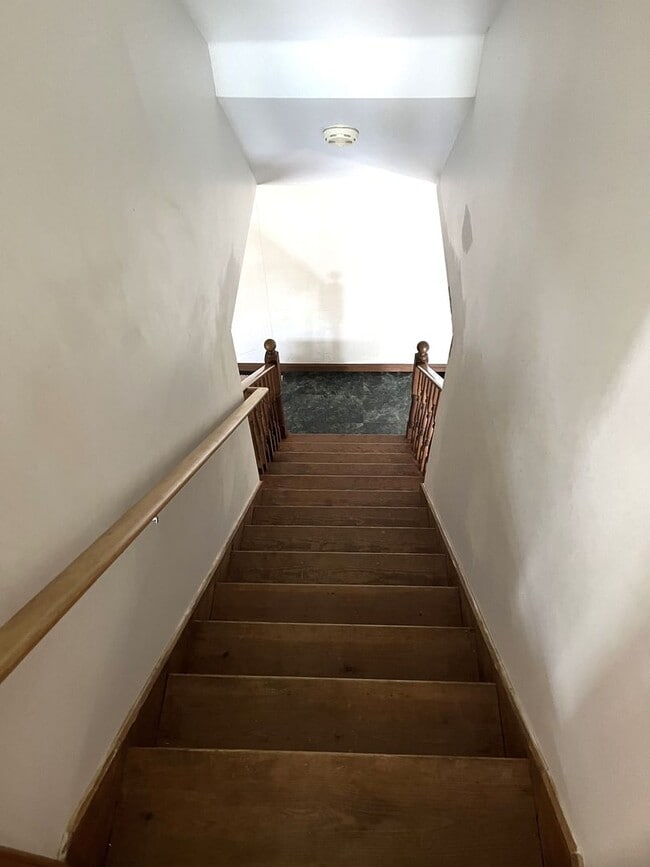 Building Photo - Spacious 4BR/3.5BA Single Family Home on 2...