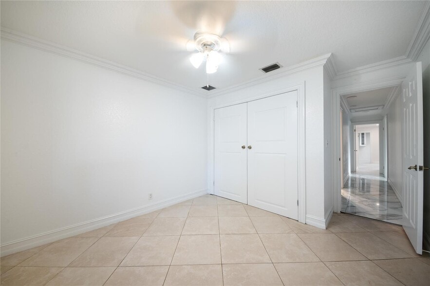 Building Photo - 16770 Lakeview Ct