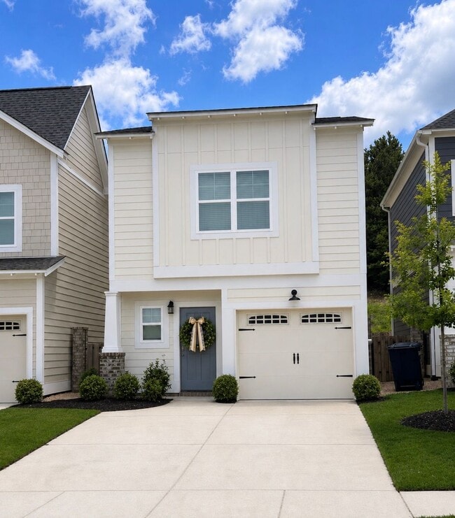 Building Photo - 3 Bedroom house with fenced backyard and garage!