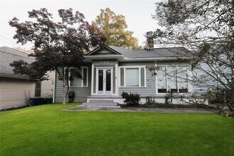 Building Photo - 916 Greenwood Ave NE