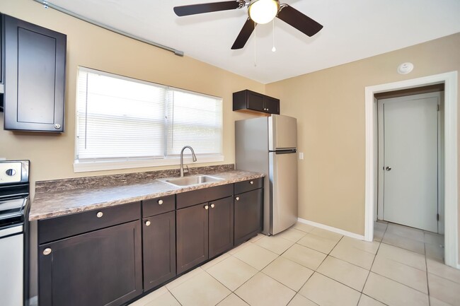 Building Photo - 1420 AVOCADO AVE #11