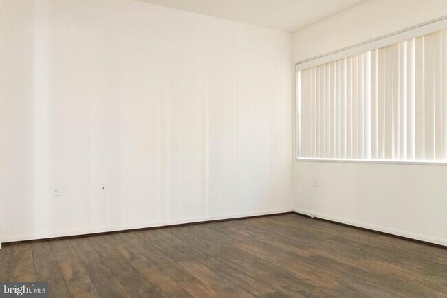 Building Photo - 37 Canterbury Square