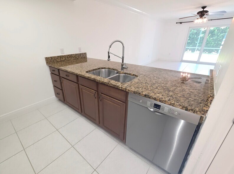 Building Photo - 154 Cypress Way E