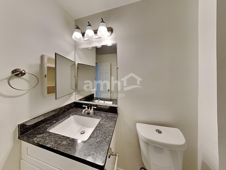 Building Photo - 16410 Tudor Point Ct