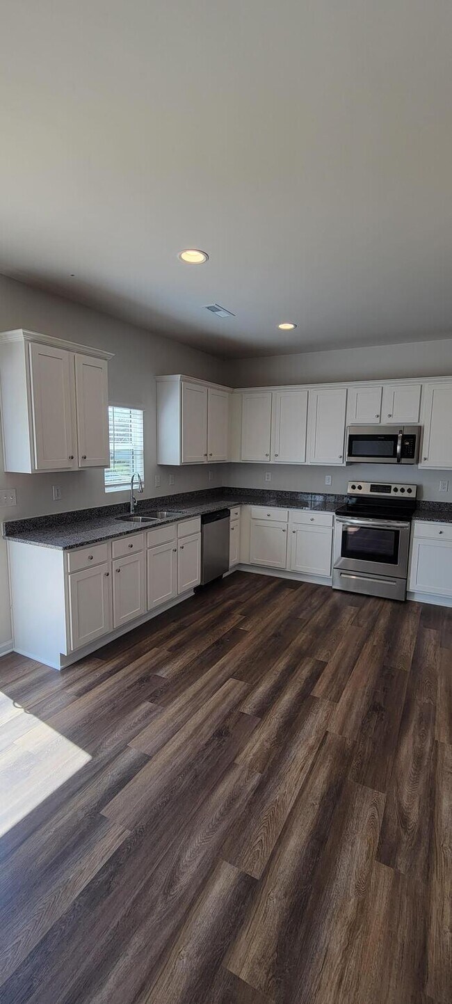 Building Photo - 2902 Plantation Way