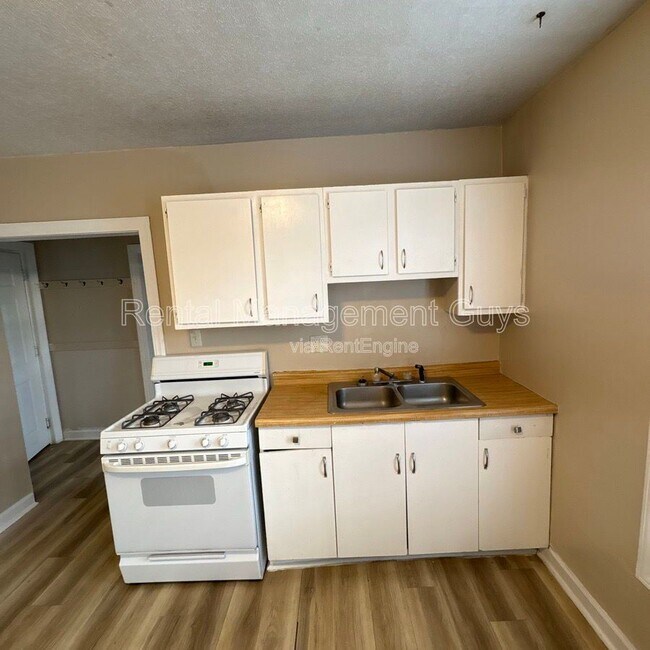 Building Photo - 65 George St E