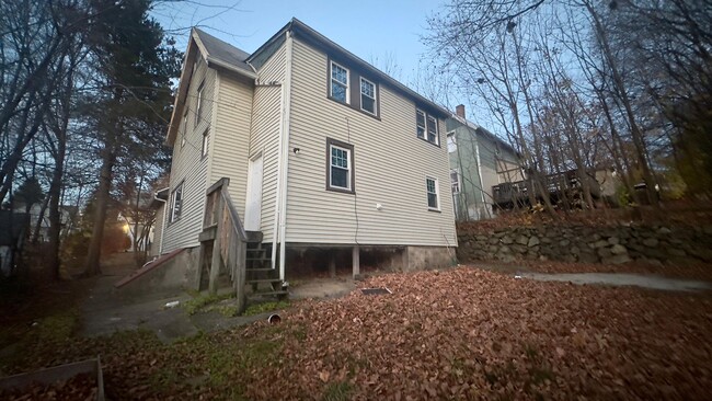 Building Photo - Large 4 bedroom single family house ready ...