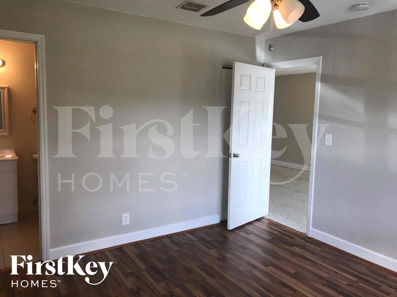 Building Photo - 3057 SW 2nd St