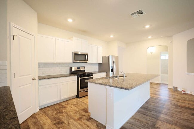 Building Photo - "Charming 4-Bed Sanctuary in San Antonio – 1702 Sq Ft of Comfortable Living!"