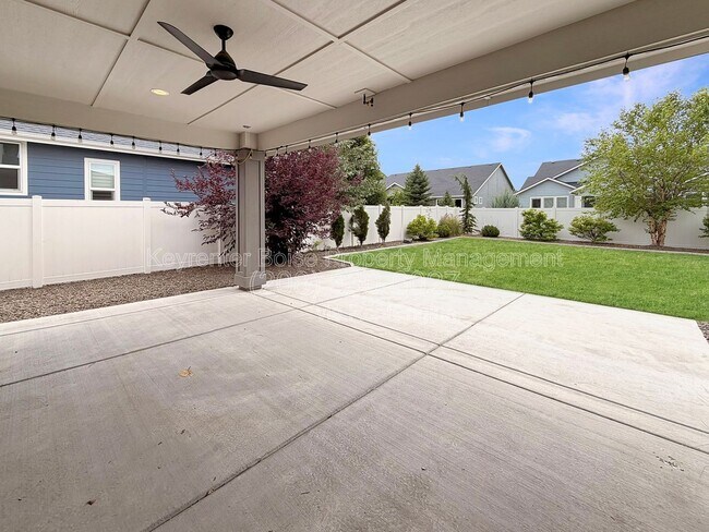 Building Photo - 8343 W Sparks Lake Dr