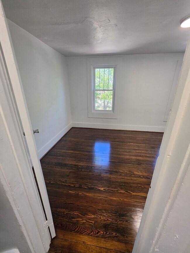 Building Photo - 3 br 1 bath house