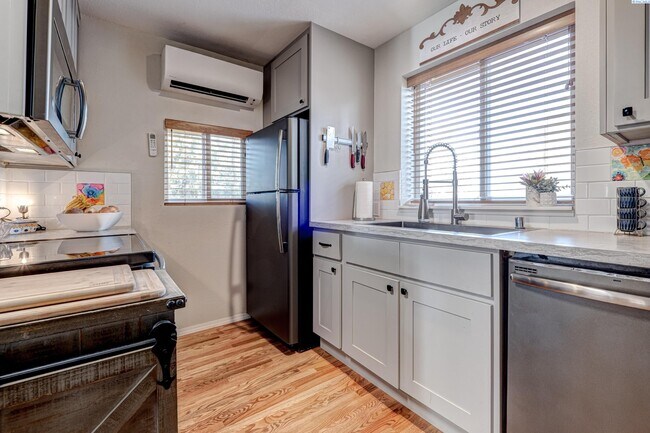 Building Photo - Large Shop w/Oversized Roll Up Doors and P...