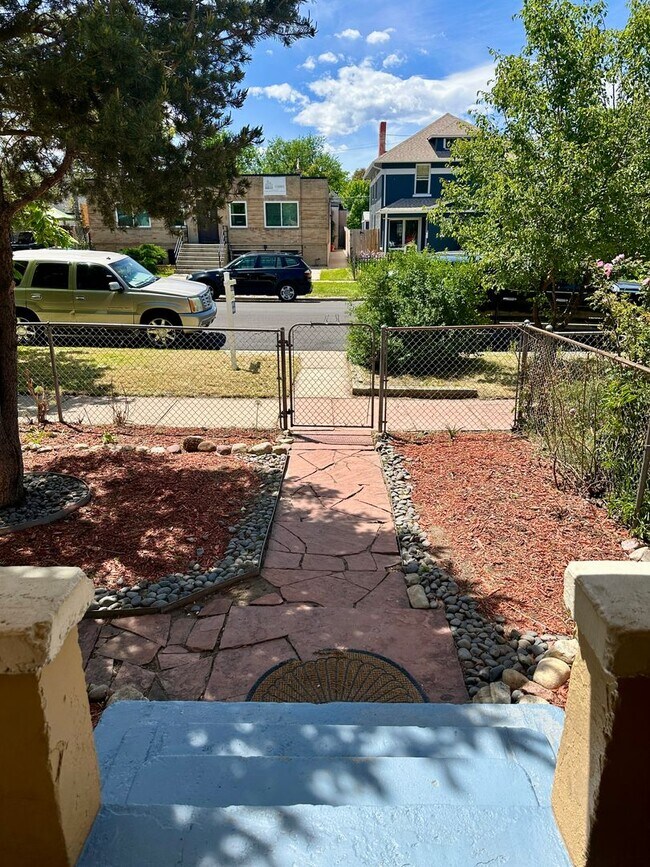 Building Photo - 3 Bedroom 2 Full Bath Renovated Single Fam...