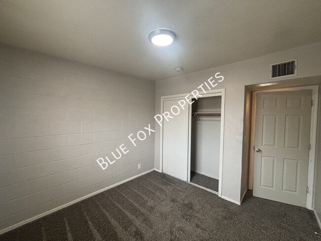 Building Photo - 110 W Delano St