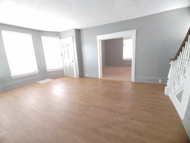 Building Photo - 2 Bedroom House with Fenced in Yard!