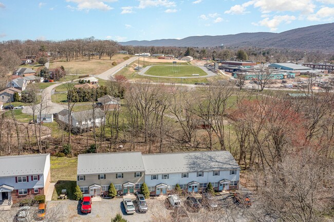 Building Photo - Welcome to our cozy 2-bedroom, 1-bathroom ...