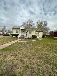 Building Photo - 2 BEDROOM, 1 BATHROOM APARTMENT